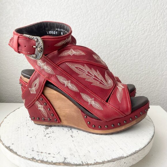 Elegant Red Embroidered Wedges - Picture 3 of 11